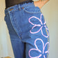 Short vintage en jeans bleu à fleurs roses brodées à la main au Québec par l’artiste et designer Caroline Auger