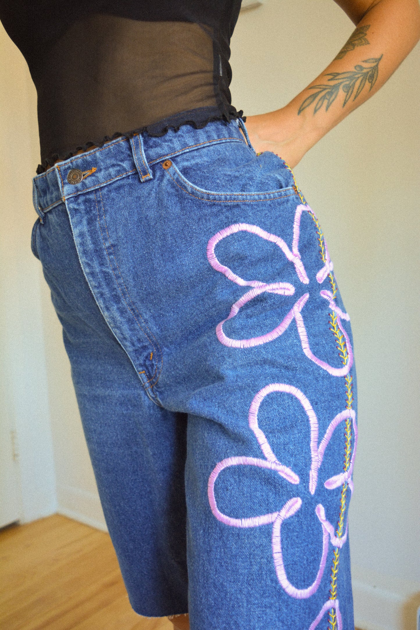 Short vintage en jeans bleu à fleurs roses brodées à la main au Québec par l’artiste et designer Caroline Auger