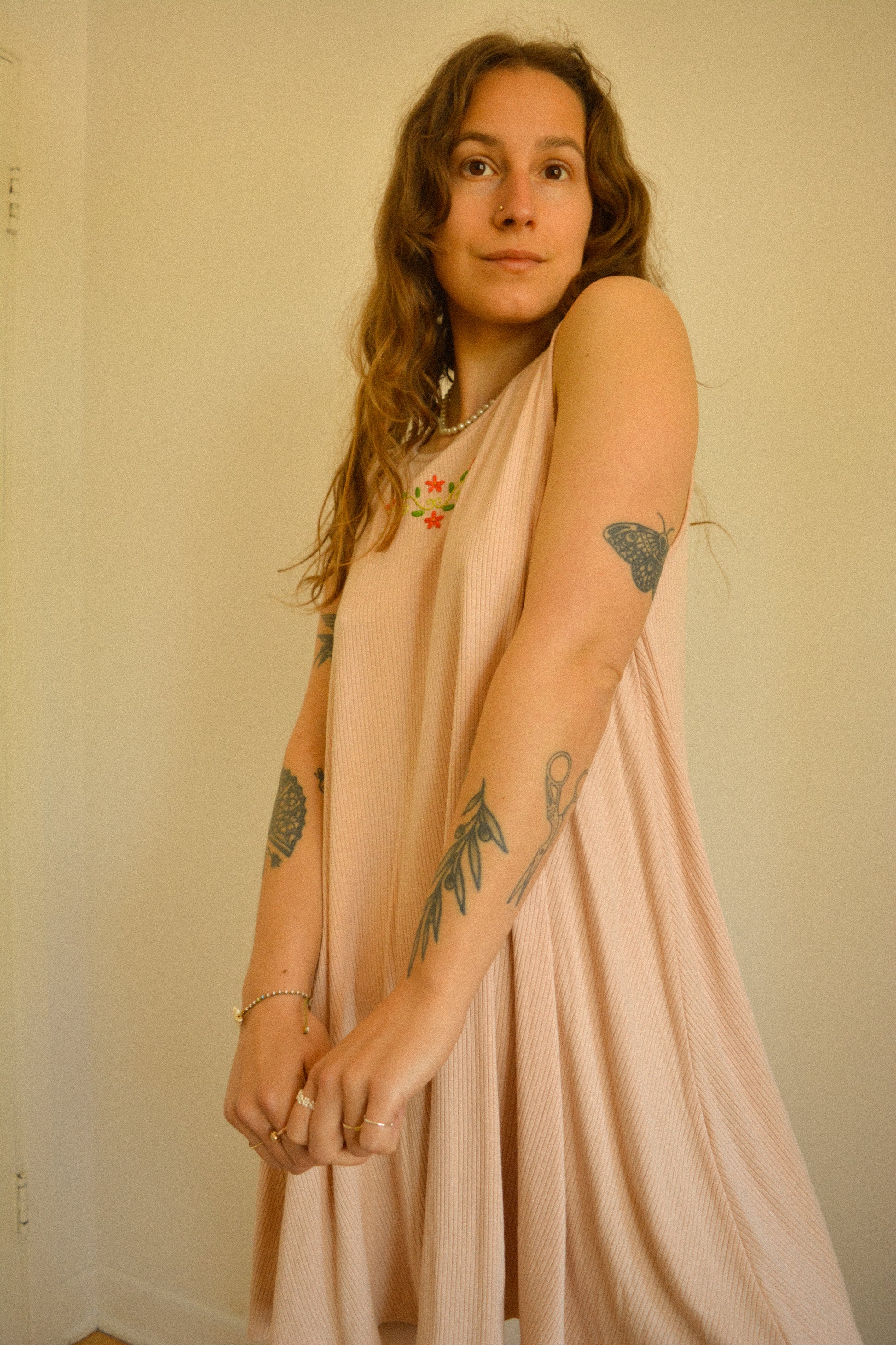 Robe rose pâle sans manches avec motif de fleurs brodées à la main au Québec par l’artiste et designer Caroline Auger