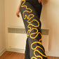 Pantalon vintage noir de seconde main avec motif abstrait composé de laine et de soie brodé et tricoté à la main au Québec par l’artiste Caroline Auger