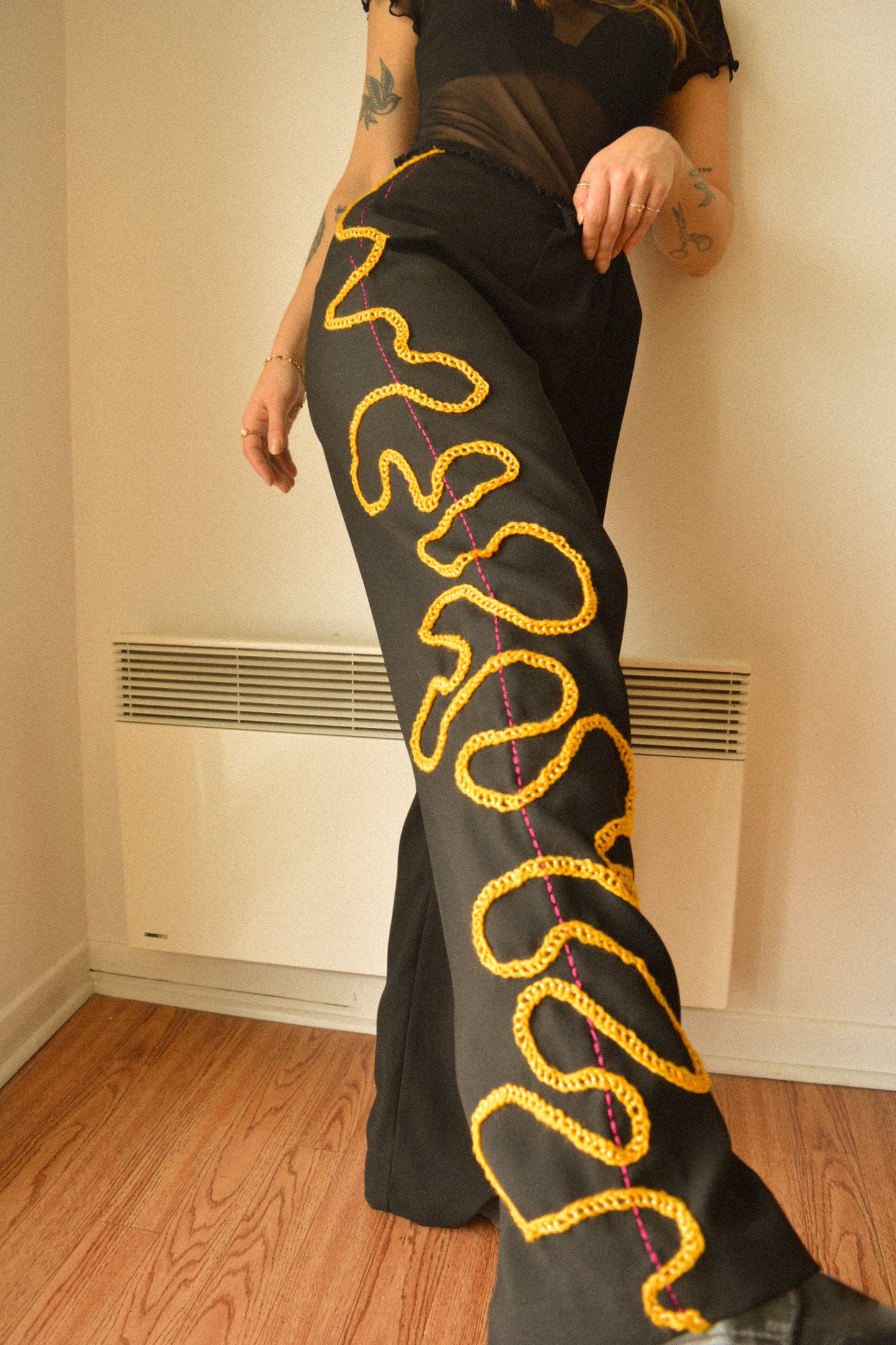 Pantalon vintage noir de seconde main avec motif abstrait composé de laine et de soie brodé et tricoté à la main au Québec par l’artiste Caroline Auger