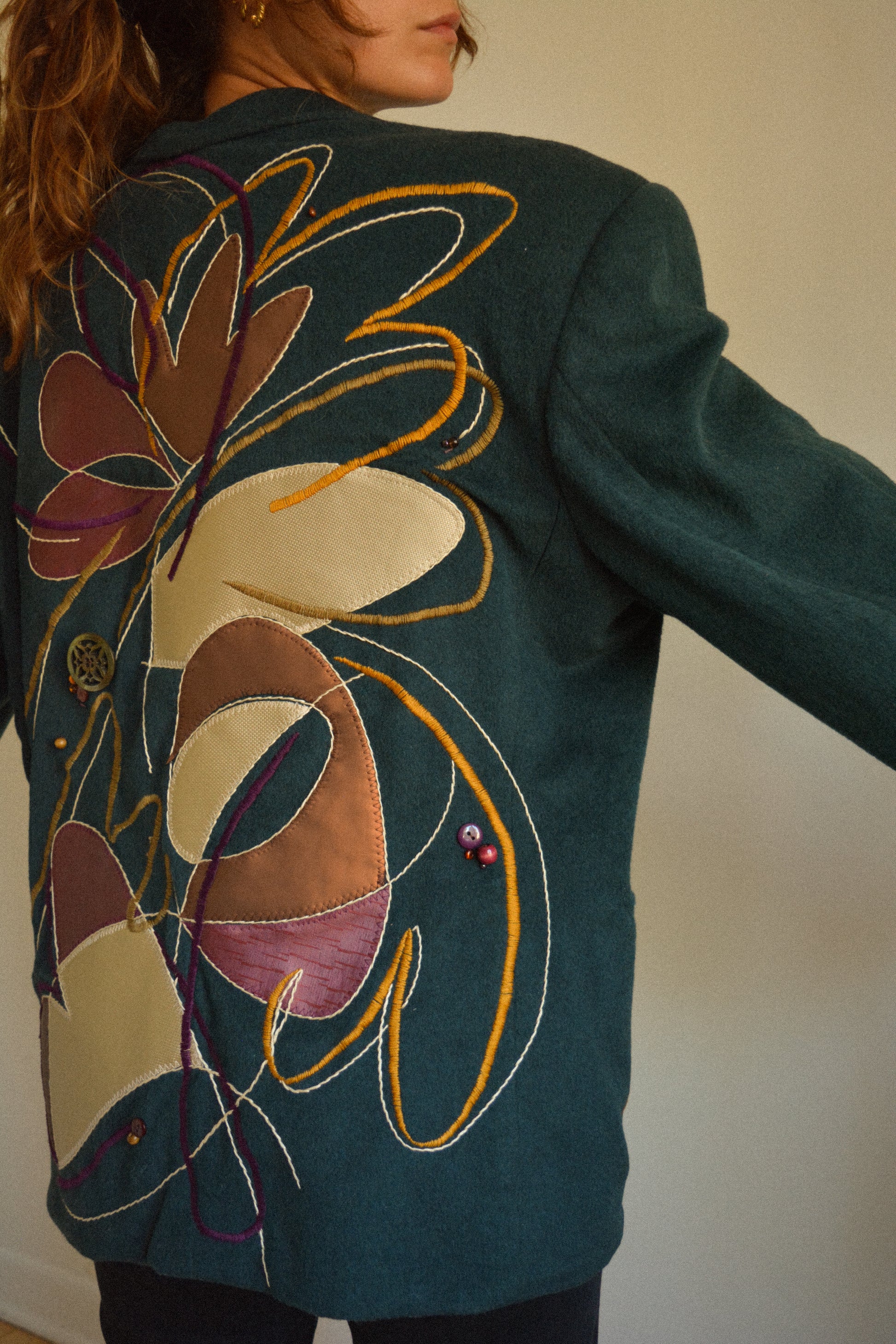 Veston vintage en laine bleu vert avec patch en vinyle, billes recyclées et lignes brodées à la main au Québec par l’artiste et designer Caroline Auger