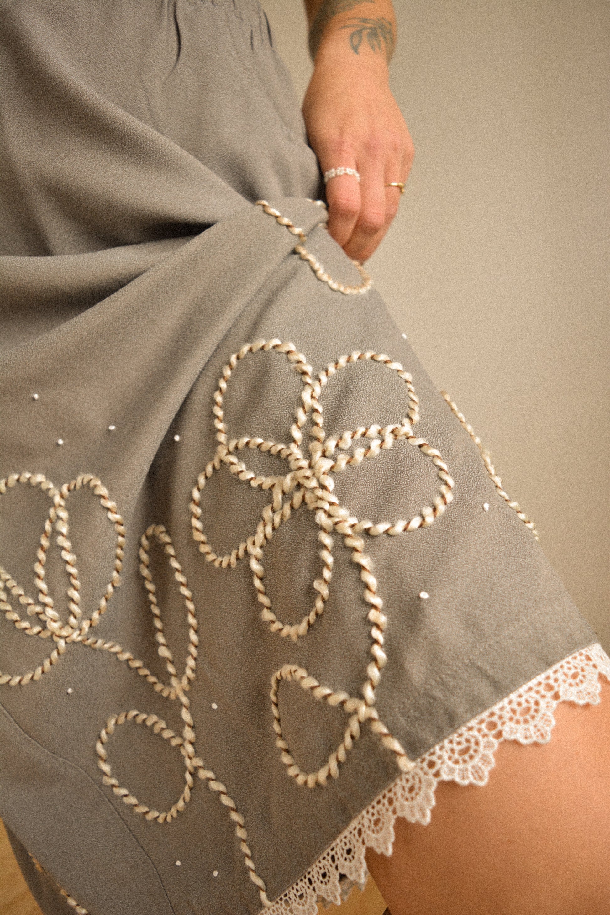 Jupe grise vintage avec dentelle et motifs de fleurs en laine brodés à la main par l’artiste et désigner québécoise Caroline Auger