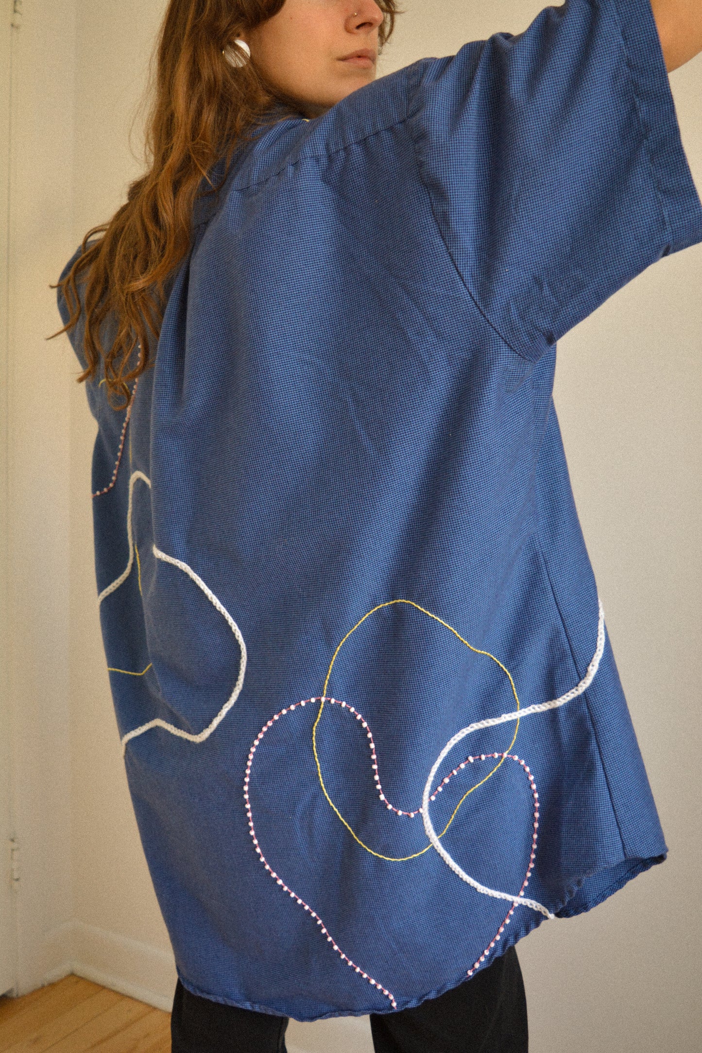 Chemise vintage à manche courte bleu avec billes, laine et lignes abstraites brodées à la main par l’artiste et désigner québécoise Caroline Auger