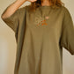 T-shirt vert à manches courtes avec motif brodé à la main au Québec par l’artiste et designer Caroline Auger
