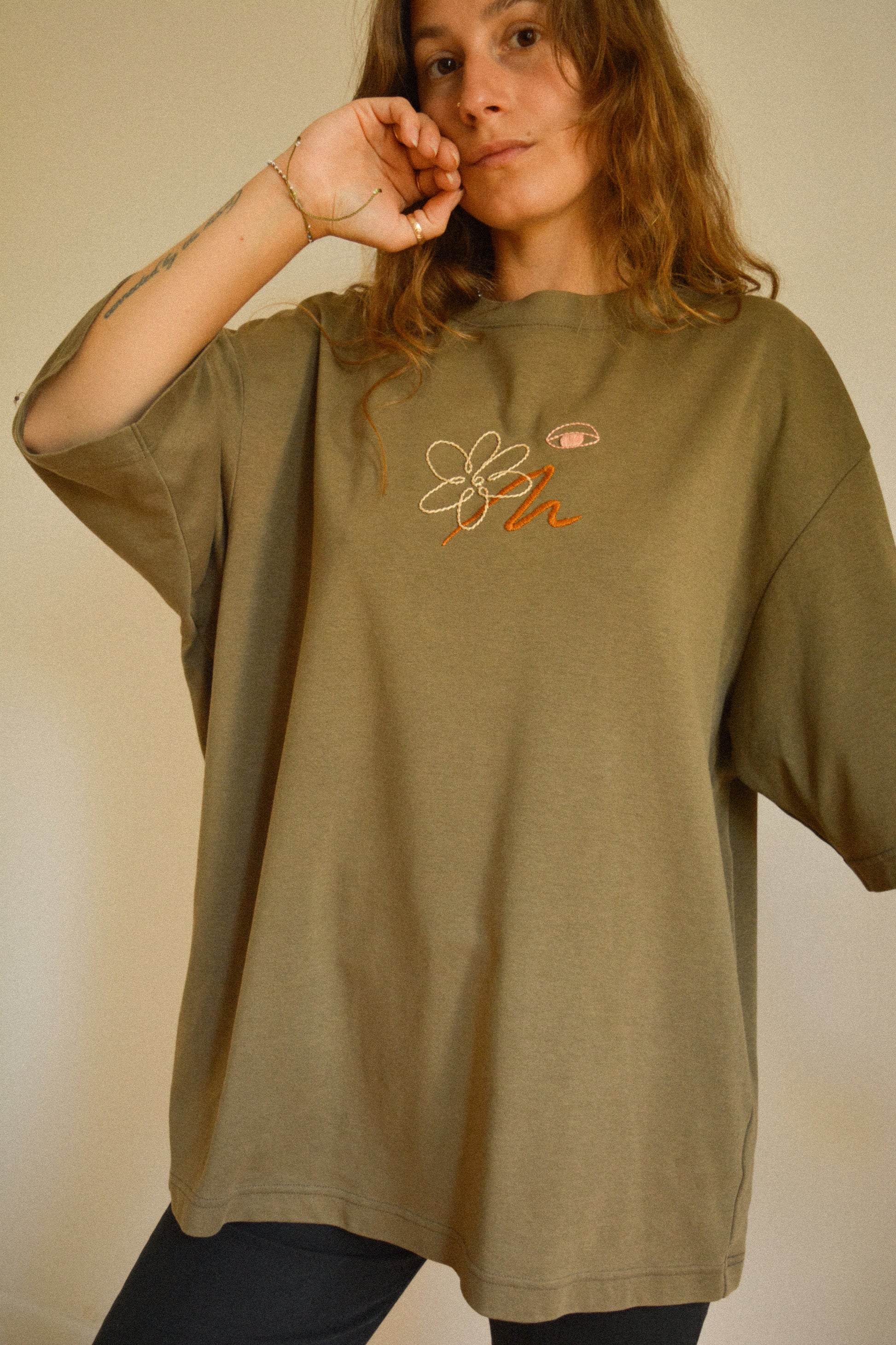T-shirt vert à manches courtes avec motif brodé à la main au Québec par l’artiste et designer Caroline Auger