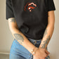 T-shirt noir vintage à motif d’oeil rouge brodé à la main au Québec par l’artiste Caroline Auger