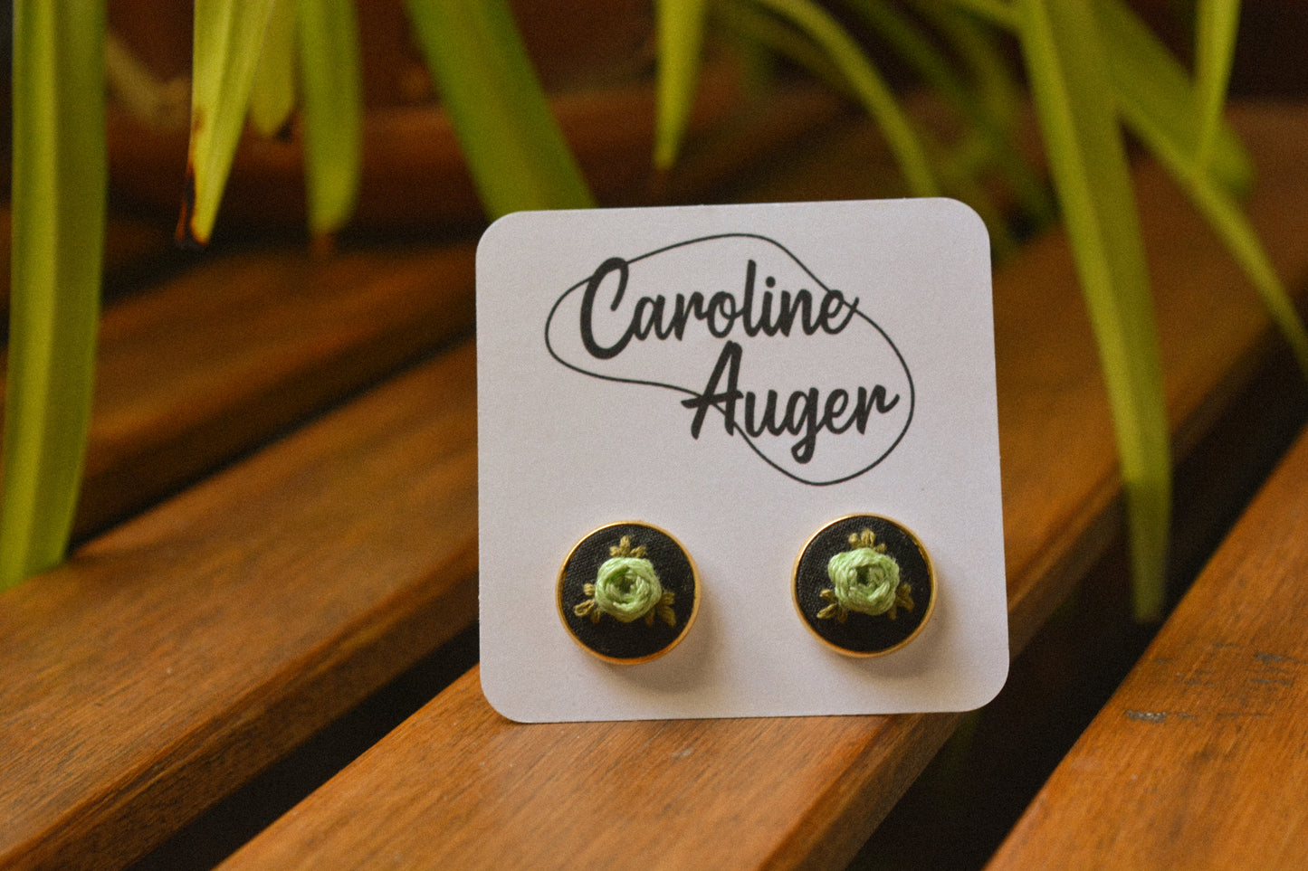 Boucles d’oreilles à fleurs brodées à la main au Québec par l’artiste et designer Caroline Auger.