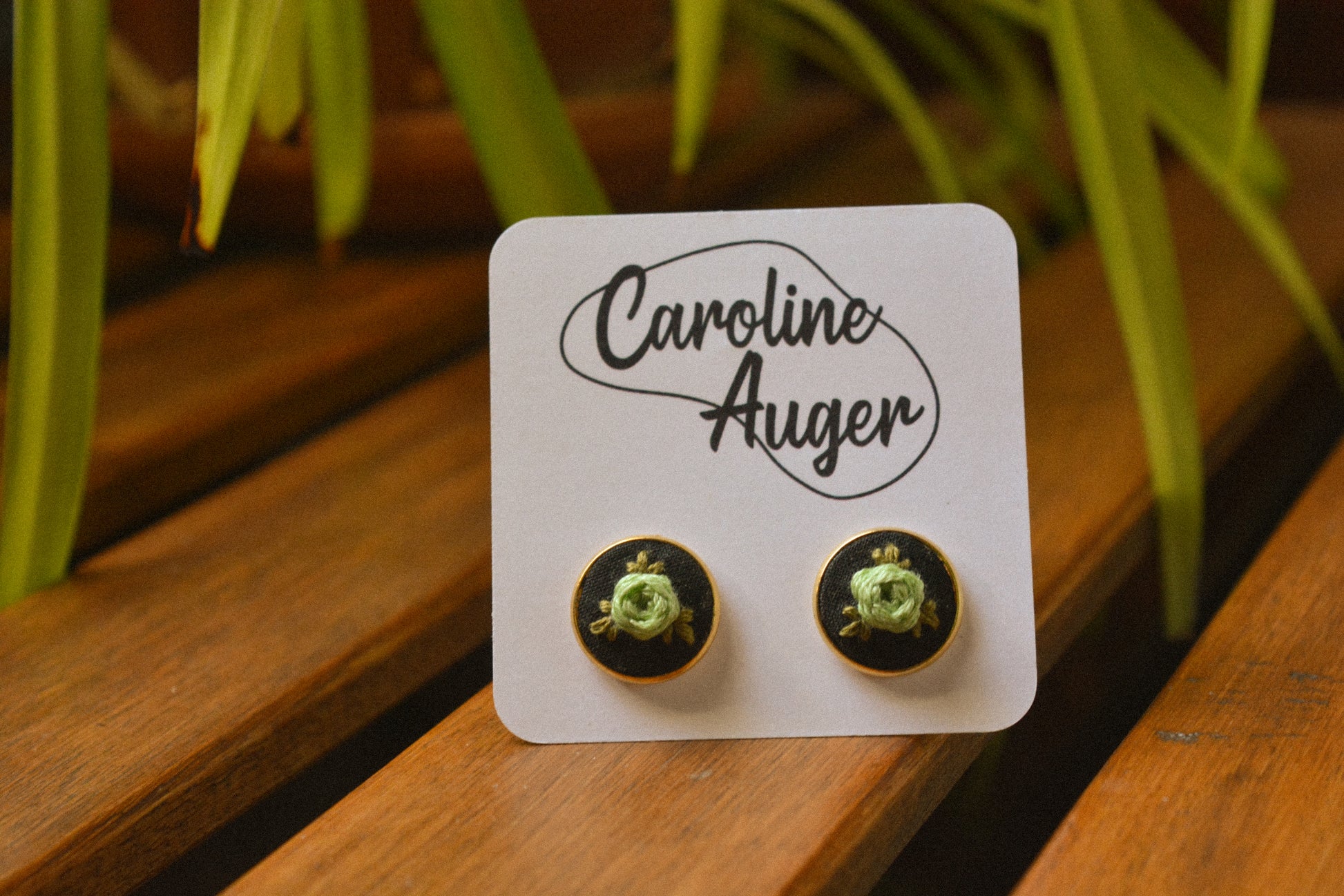 Boucles d’oreilles à fleurs brodées à la main au Québec par l’artiste et designer Caroline Auger.