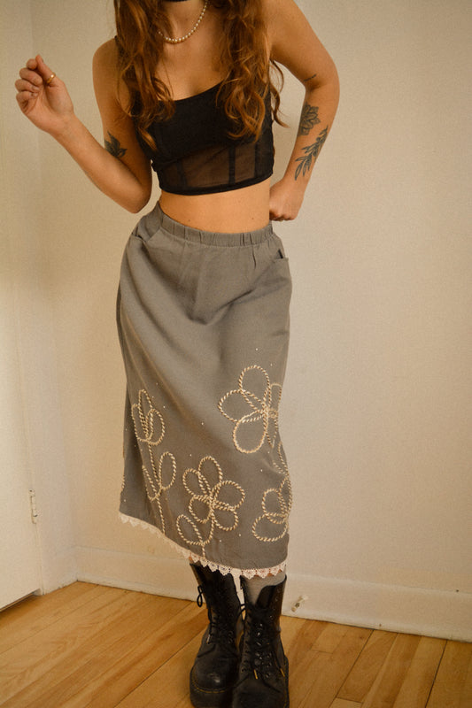 Jupe grise vintage avec dentelle et motifs de fleurs en laine brodés à la main par l’artiste et désigner québécoise Caroline Auger