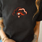 T-shirt noir vintage à motif d’oeil rouge brodé à la main au Québec par l’artiste Caroline Auger