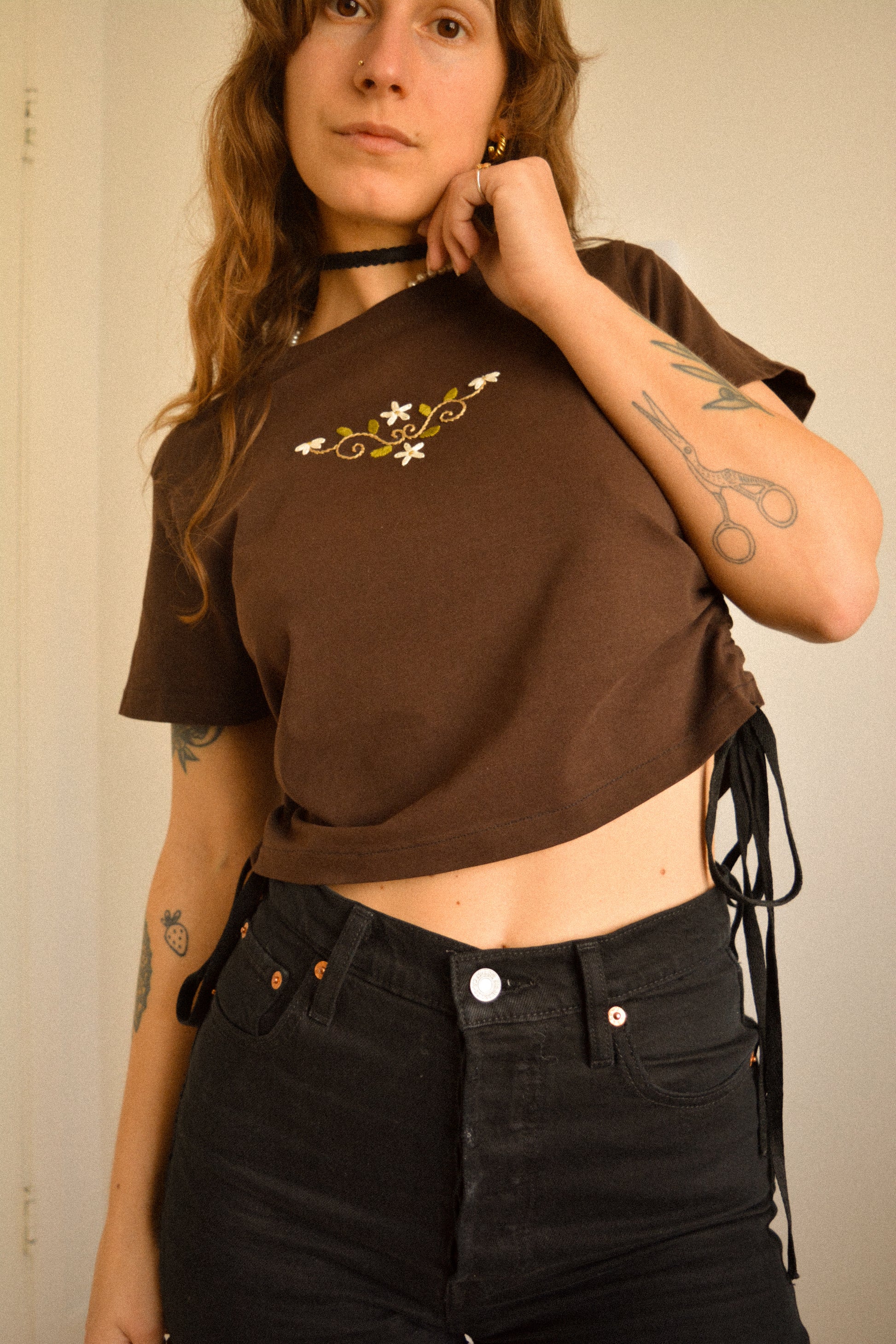 T-shirt vintage brun chocolat avec lacets sur les côtés et broderie fait à la main par l’artiste et désigner québécoise Caroline Auger