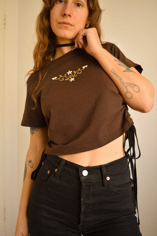 T-shirt vintage brun chocolat avec lacets sur les côtés et broderie fait à la main par l’artiste et désigner québécoise Caroline Auger