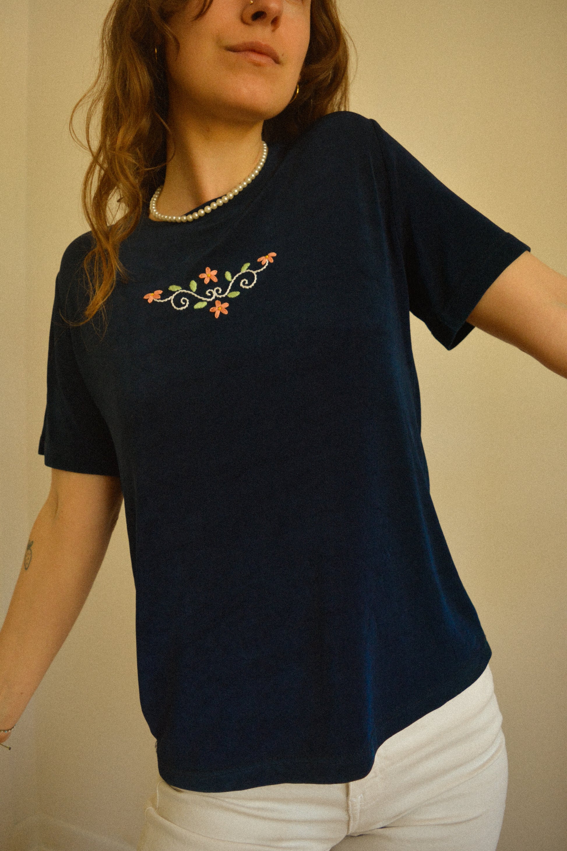 Chandail vintage à manches courtes bleu avec motif de fleurs brodées à la main au Québec par l’artiste et designer Caroline Auger