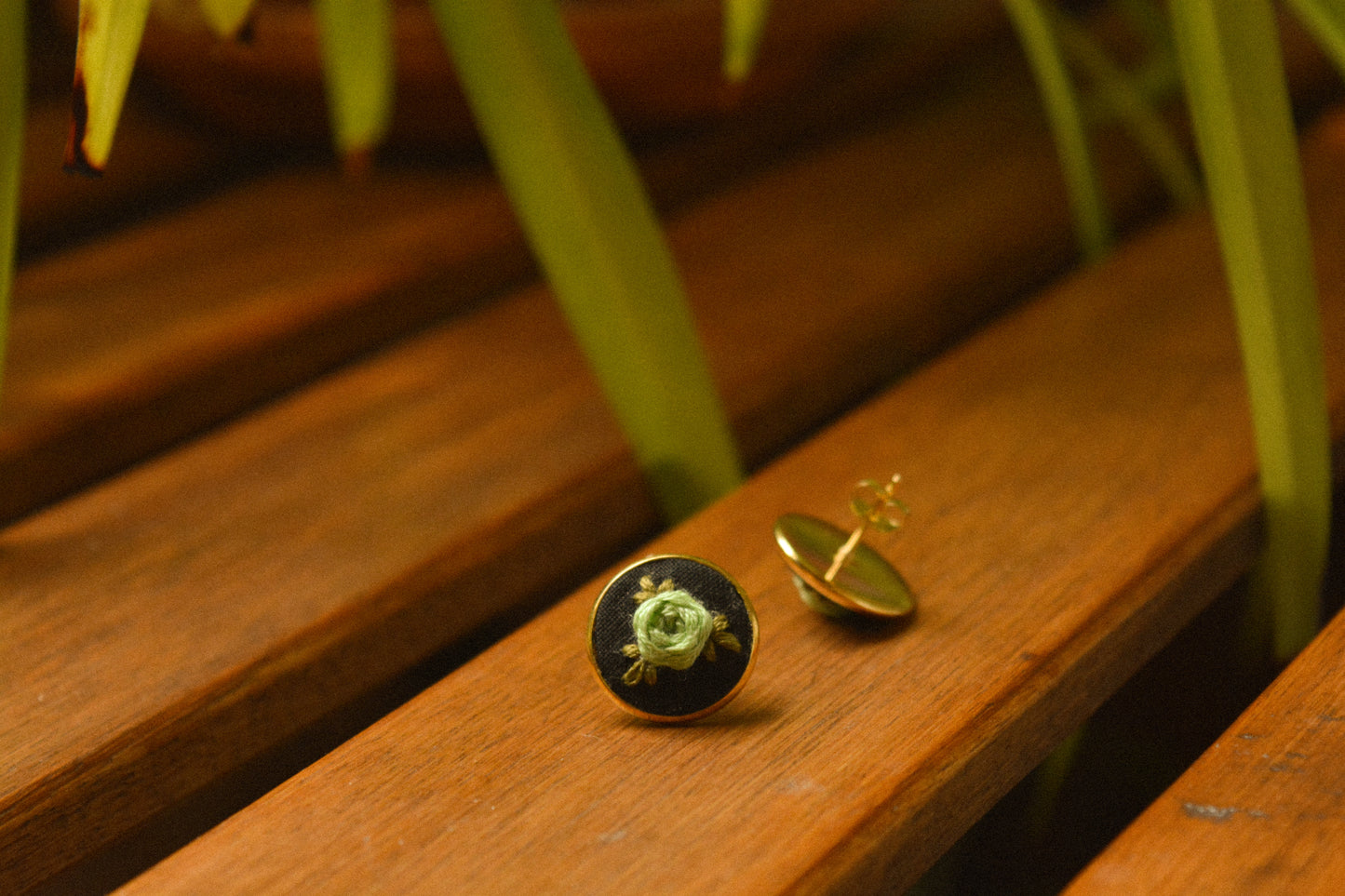Boucles d’oreilles à fleurs brodées à la main au Québec par l’artiste et designer Caroline Auger.