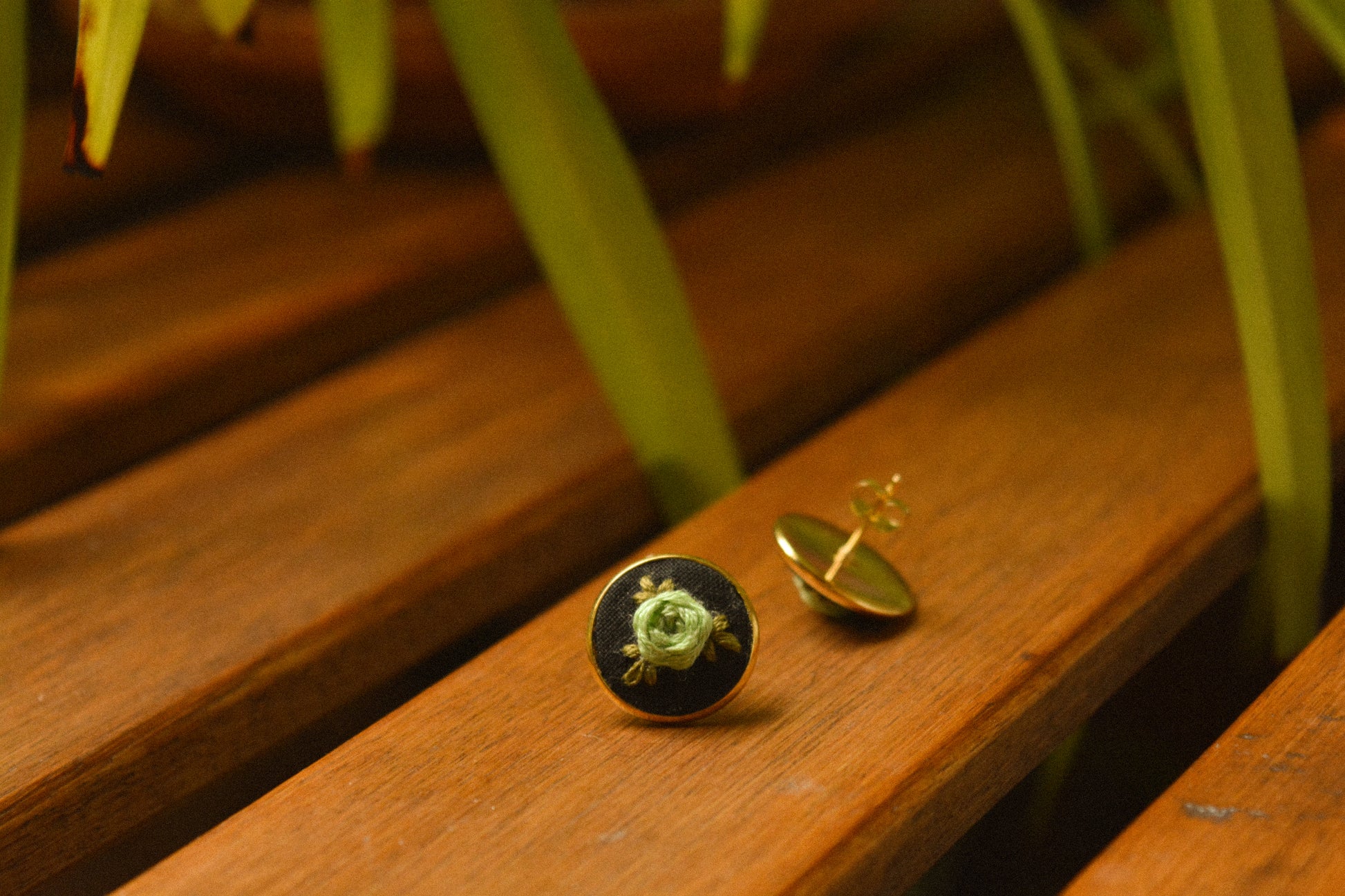 Boucles d’oreilles à fleurs brodées à la main au Québec par l’artiste et designer Caroline Auger.