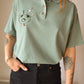 T-shirt polo vert vintage à motif d’œil old school brodé à la main au Québec par l’artiste Caroline Auger