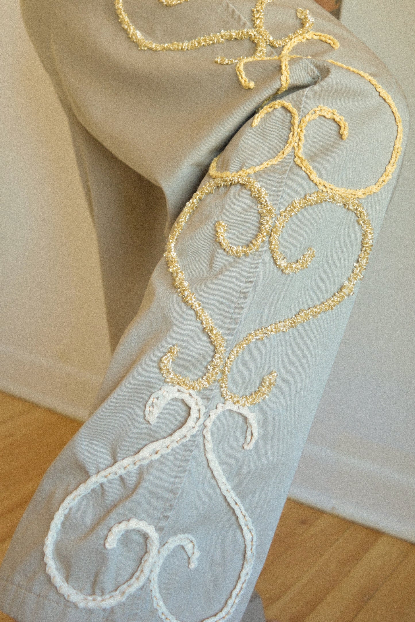 Pantalon vintage gris à motifs ornementales en laine brodés à la main au Québec par l’artiste et designer Caroline Auger