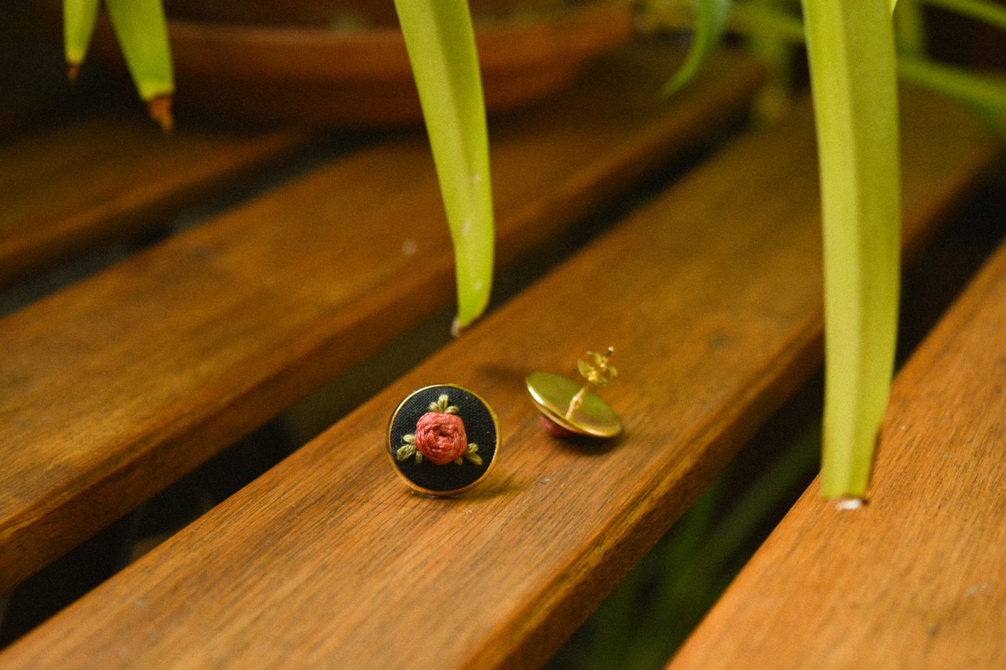 Boucles d’oreilles à fleurs brodées à la main au Québec par l’artiste et designer Caroline Auger.