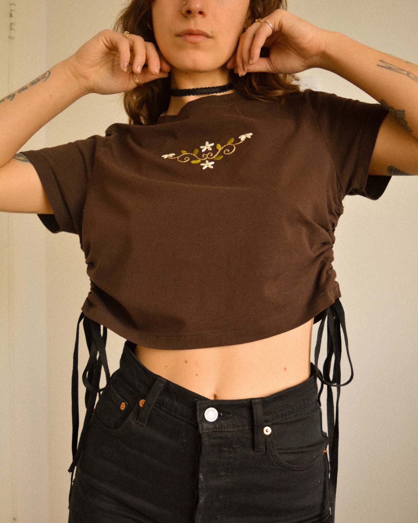 T-shirt vintage brun chocolat avec lacets sur les côtés et broderie fait à la main par l’artiste et désigner québécoise Caroline Auger
