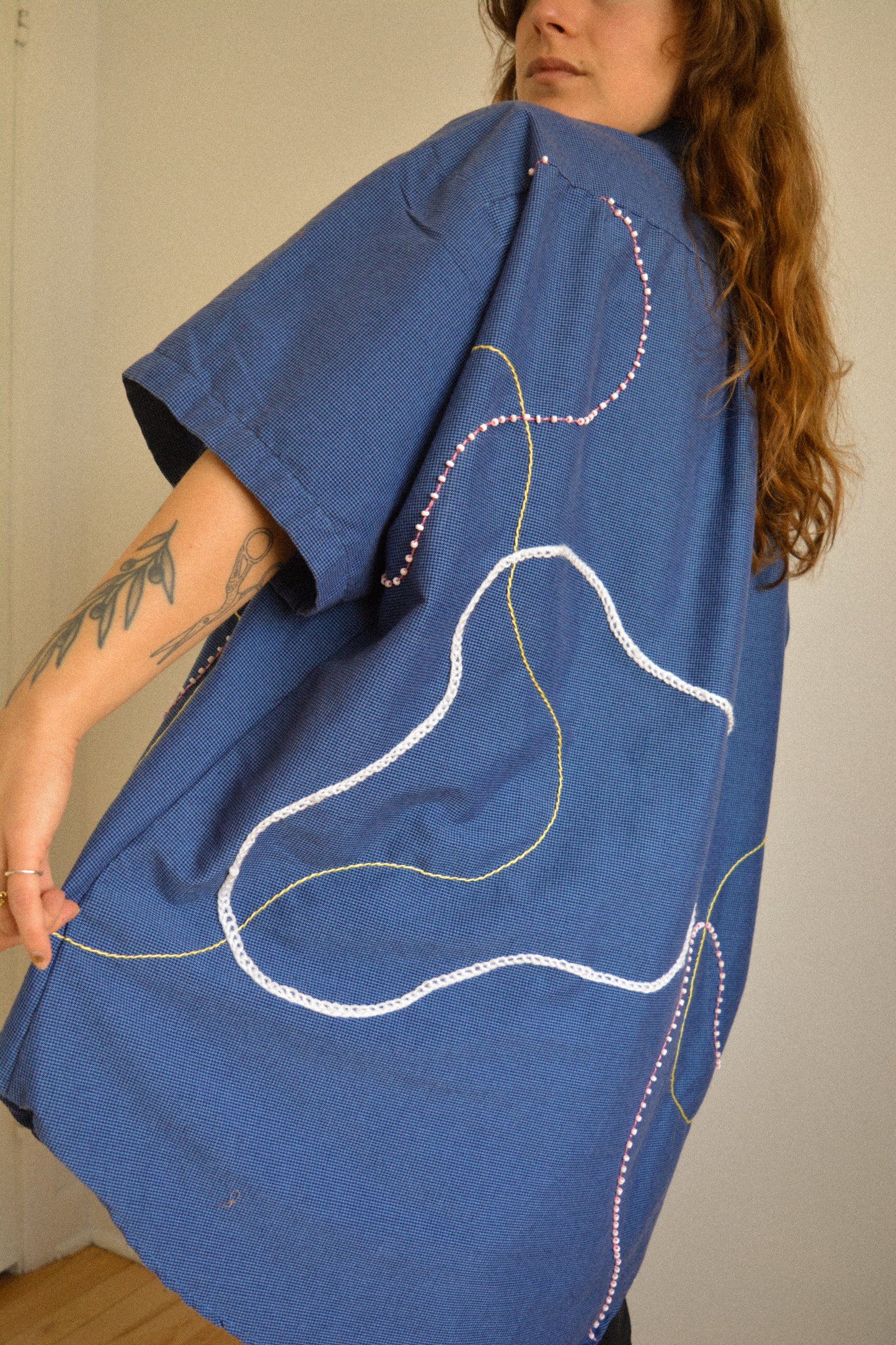 Chemise vintage à manche courte bleu avec billes, laine et lignes abstraites brodées à la main par l’artiste et désigner québécoise Caroline Auger