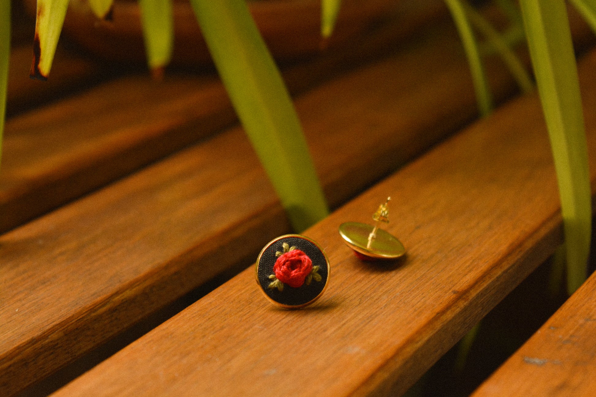 Boucles d’oreilles à fleurs brodées à la main au Québec par l’artiste et designer Caroline Auger.