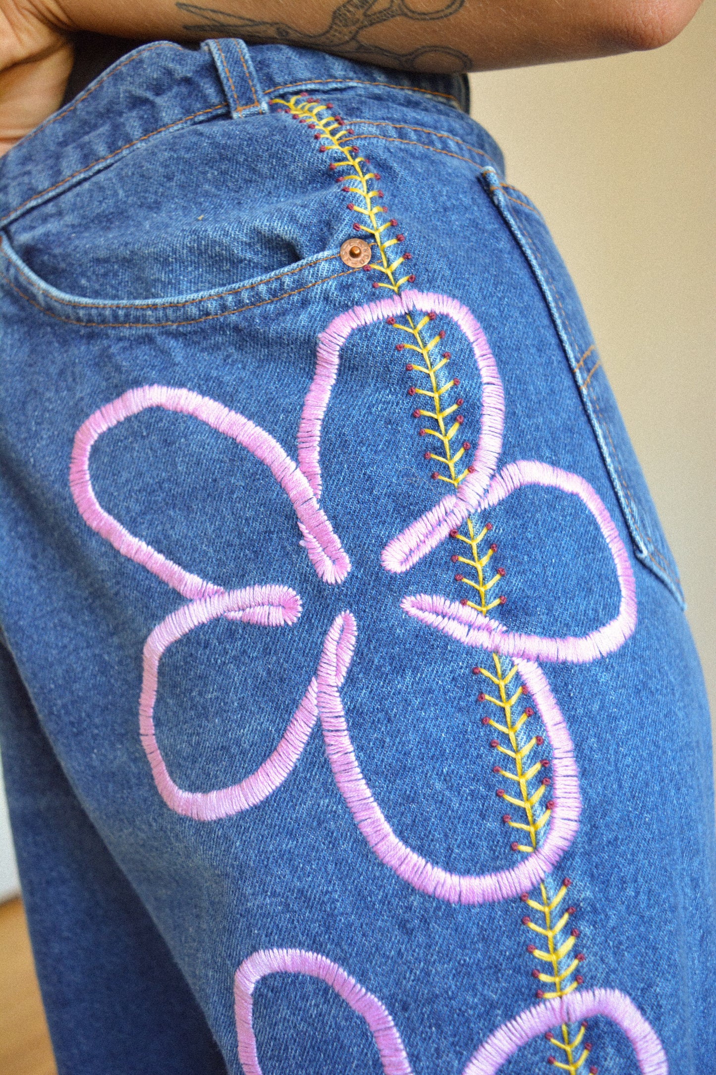 Short vintage en jeans bleu à fleurs roses brodées à la main au Québec par l’artiste et designer Caroline Auger