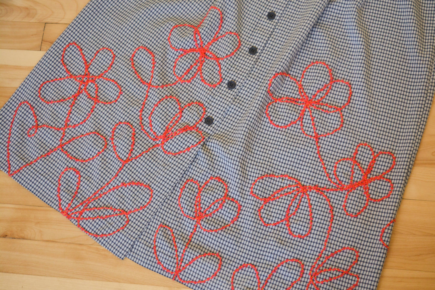 Jupe de motifs à carreaux bleu vintage de seconde main à broderie de fleurs rouge fait à la main au Québec par l’artiste Caroline Auger