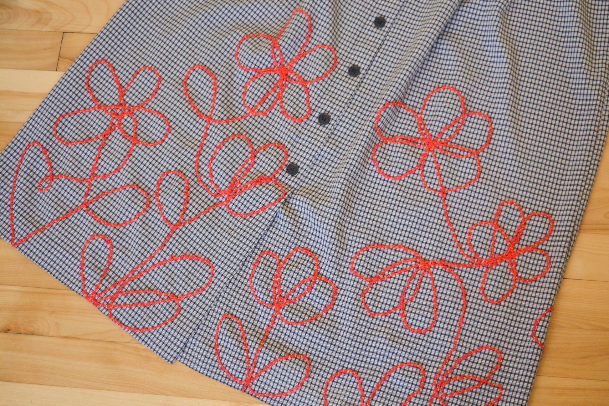 Jupe de motifs à carreaux bleu vintage de seconde main à broderie de fleurs rouge fait à la main au Québec par l’artiste Caroline Auger