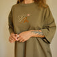 T-shirt vert à manches courtes avec motif brodé à la main au Québec par l’artiste et designer Caroline Auger
