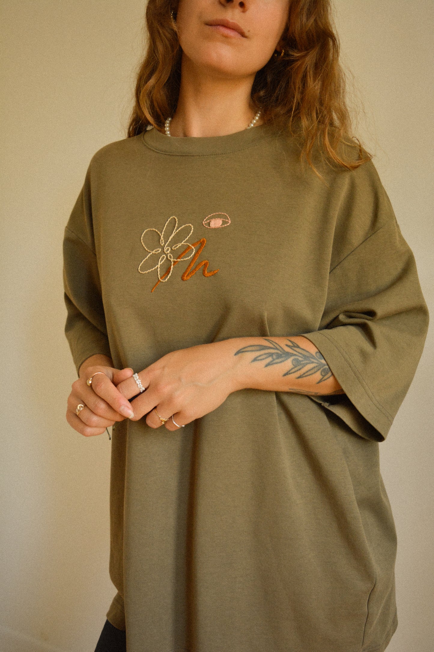 T-shirt vert à manches courtes avec motif brodé à la main au Québec par l’artiste et designer Caroline Auger