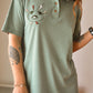 T-shirt polo vert vintage à motif d’œil old school brodé à la main au Québec par l’artiste Caroline Auger
