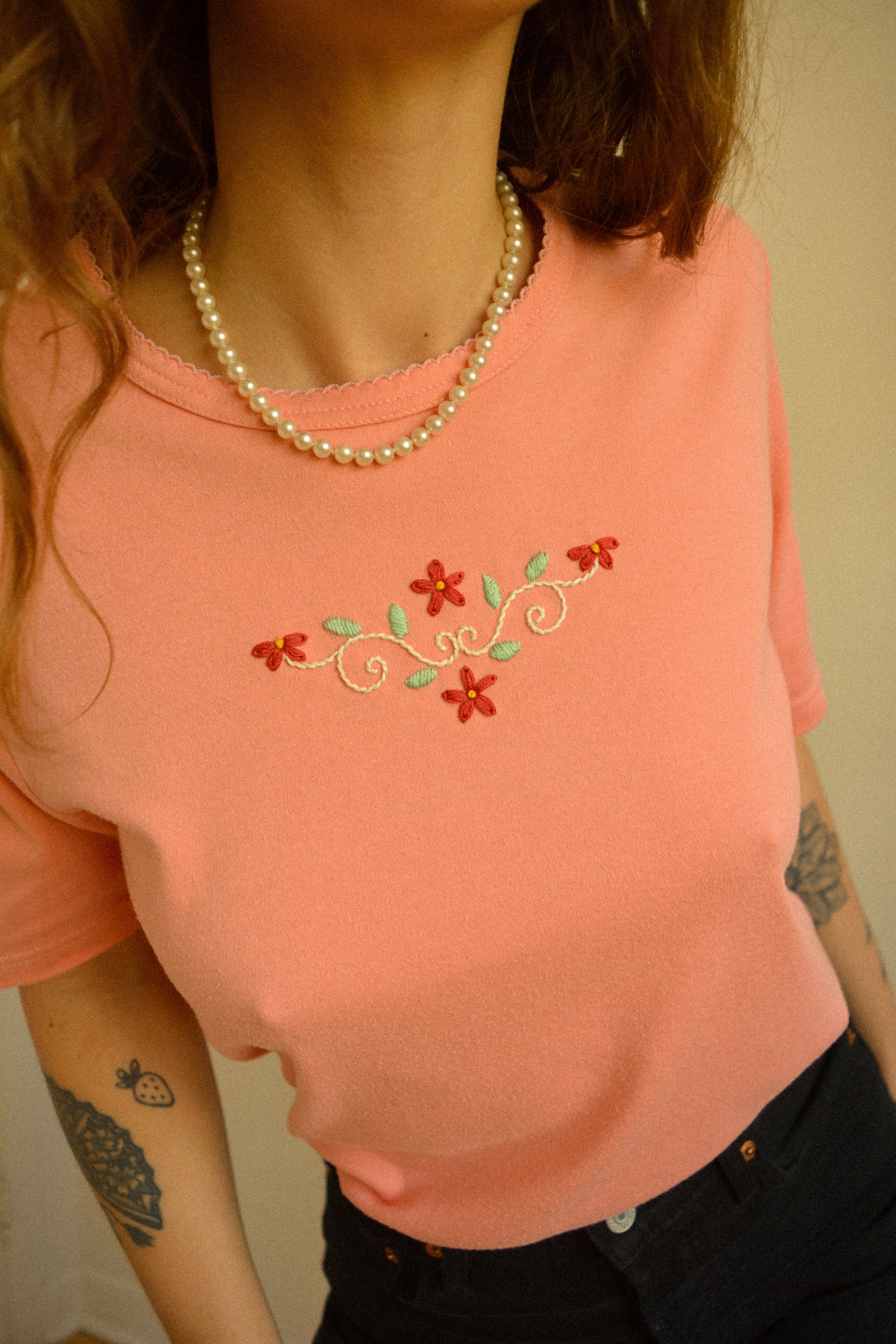 Chandail vintage à manches courtes rose avec motif de fleurs brodées à la main au Québec par l’artiste et designer Caroline Auger