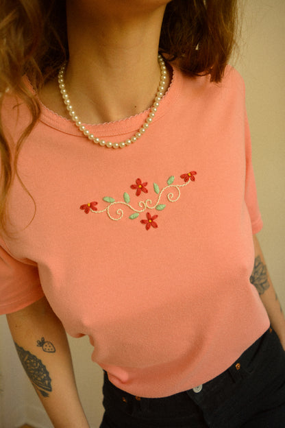 Chandail vintage à manches courtes rose avec motif de fleurs brodées à la main au Québec par l’artiste et designer Caroline Auger