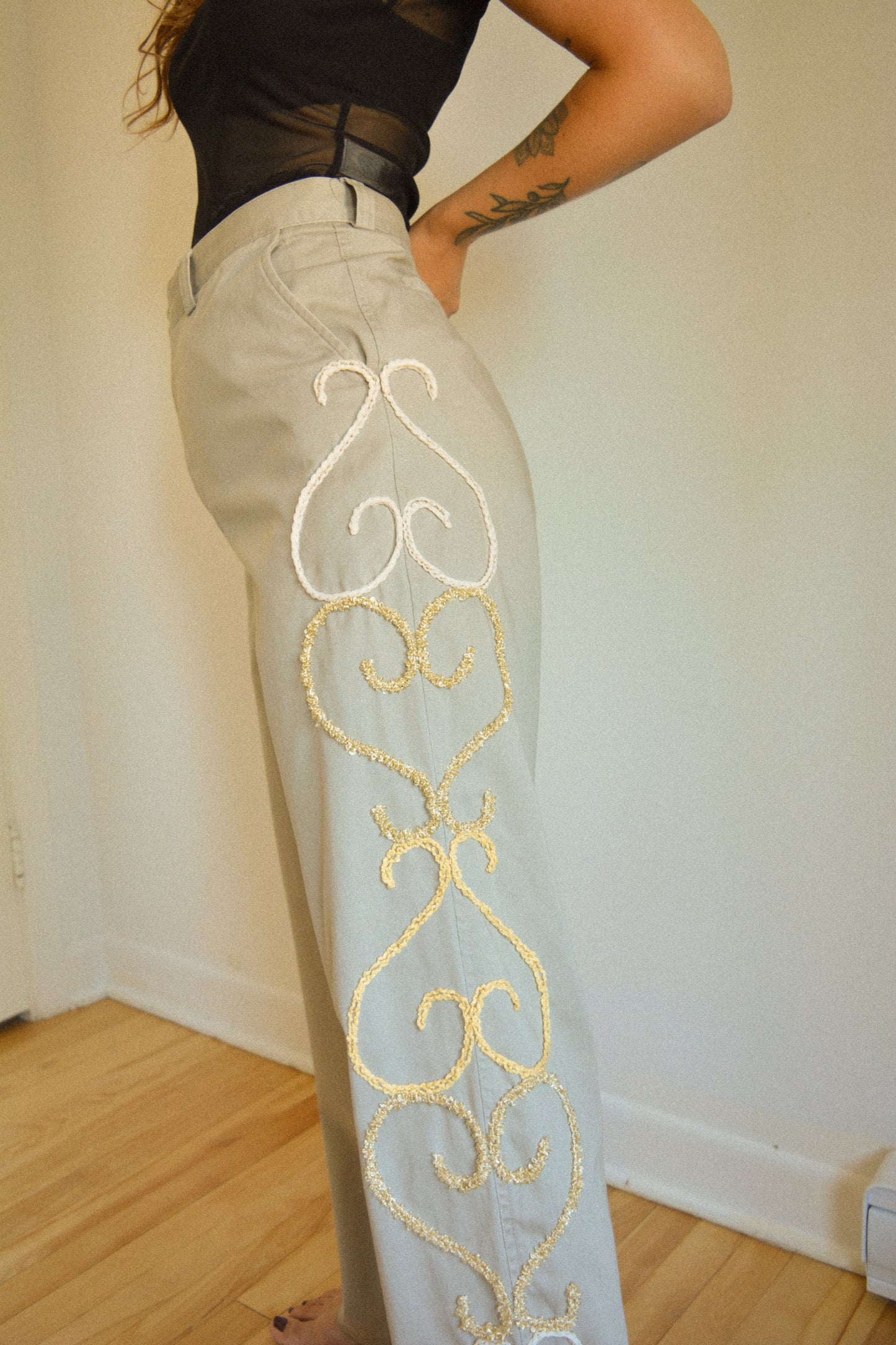 Pantalon vintage gris à motifs ornementales en laine brodés à la main au Québec par l’artiste et designer Caroline Auger