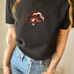 T-shirt noir vintage à motif d’oeil rouge brodé à la main au Québec par l’artiste Caroline Auger