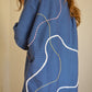 Chemise vintage à manche courte bleu avec billes, laine et lignes abstraites brodées à la main par l’artiste et désigner québécoise Caroline Auger