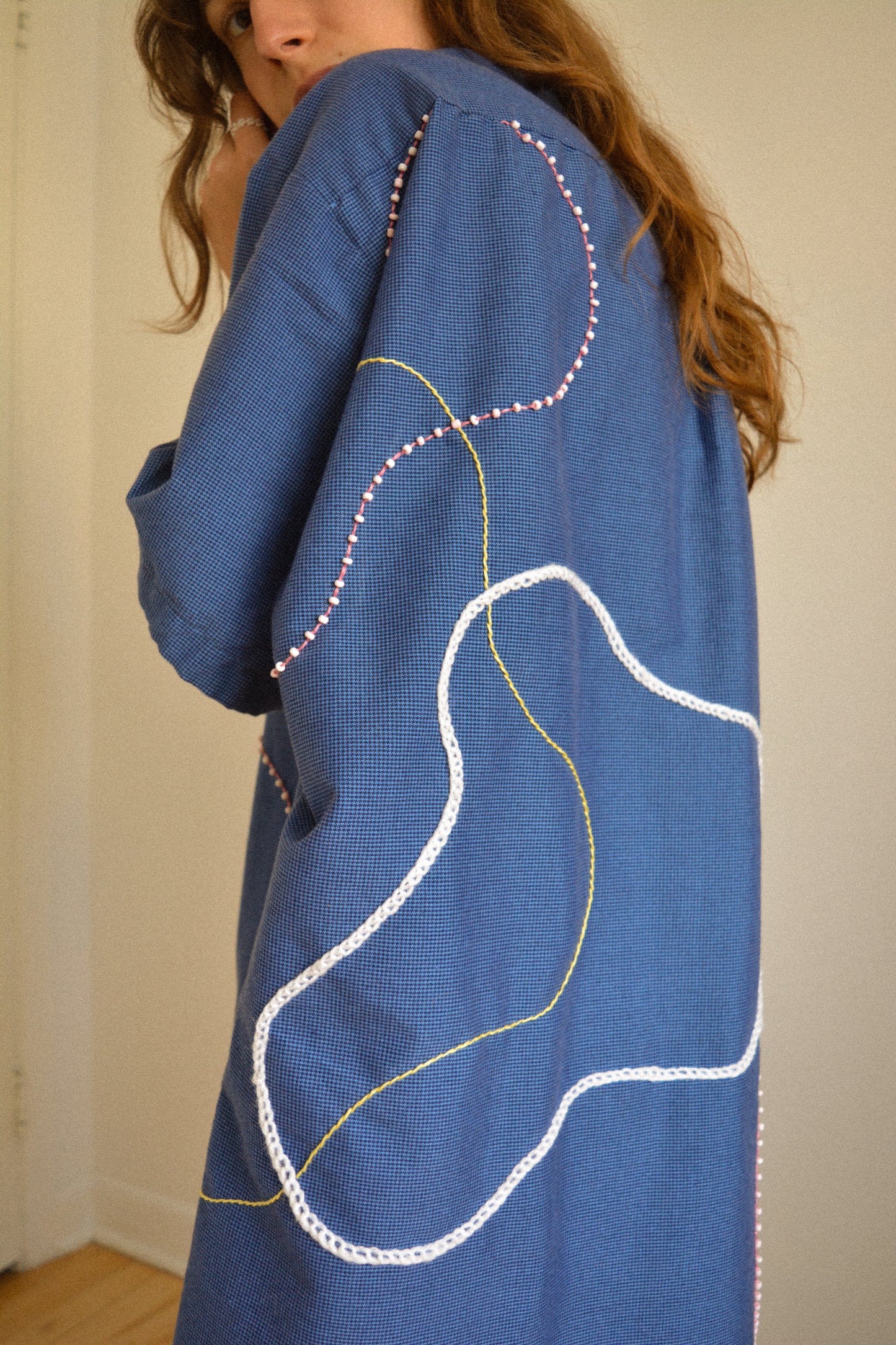 Chemise vintage à manche courte bleu avec billes, laine et lignes abstraites brodées à la main par l’artiste et désigner québécoise Caroline Auger