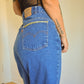 Short vintage en jeans bleu à fleurs roses brodées à la main au Québec par l’artiste et designer Caroline Auger