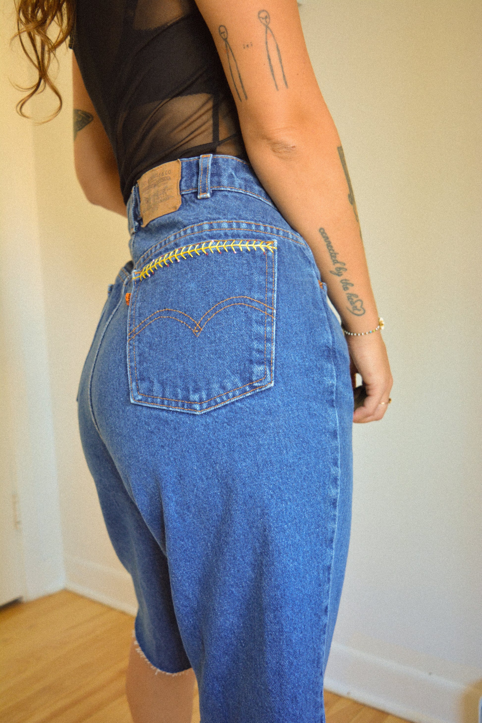 Short vintage en jeans bleu à fleurs roses brodées à la main au Québec par l’artiste et designer Caroline Auger