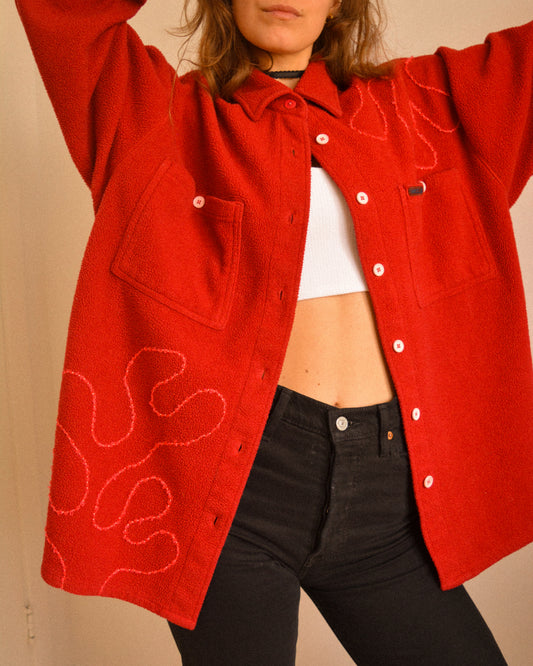 Veste vintage rouge à motif abstrait en laine brodé à la main par l’artiste et désigner québécoise Caroline Auger