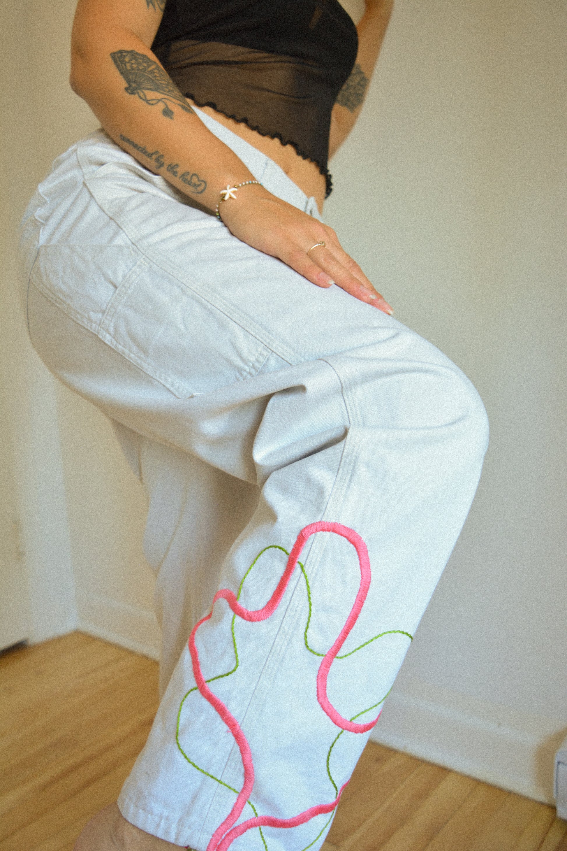 Pantalon vintage gris clair à motif abstrait brodé à la main au Québec par l’artiste et designer Caroline Auger