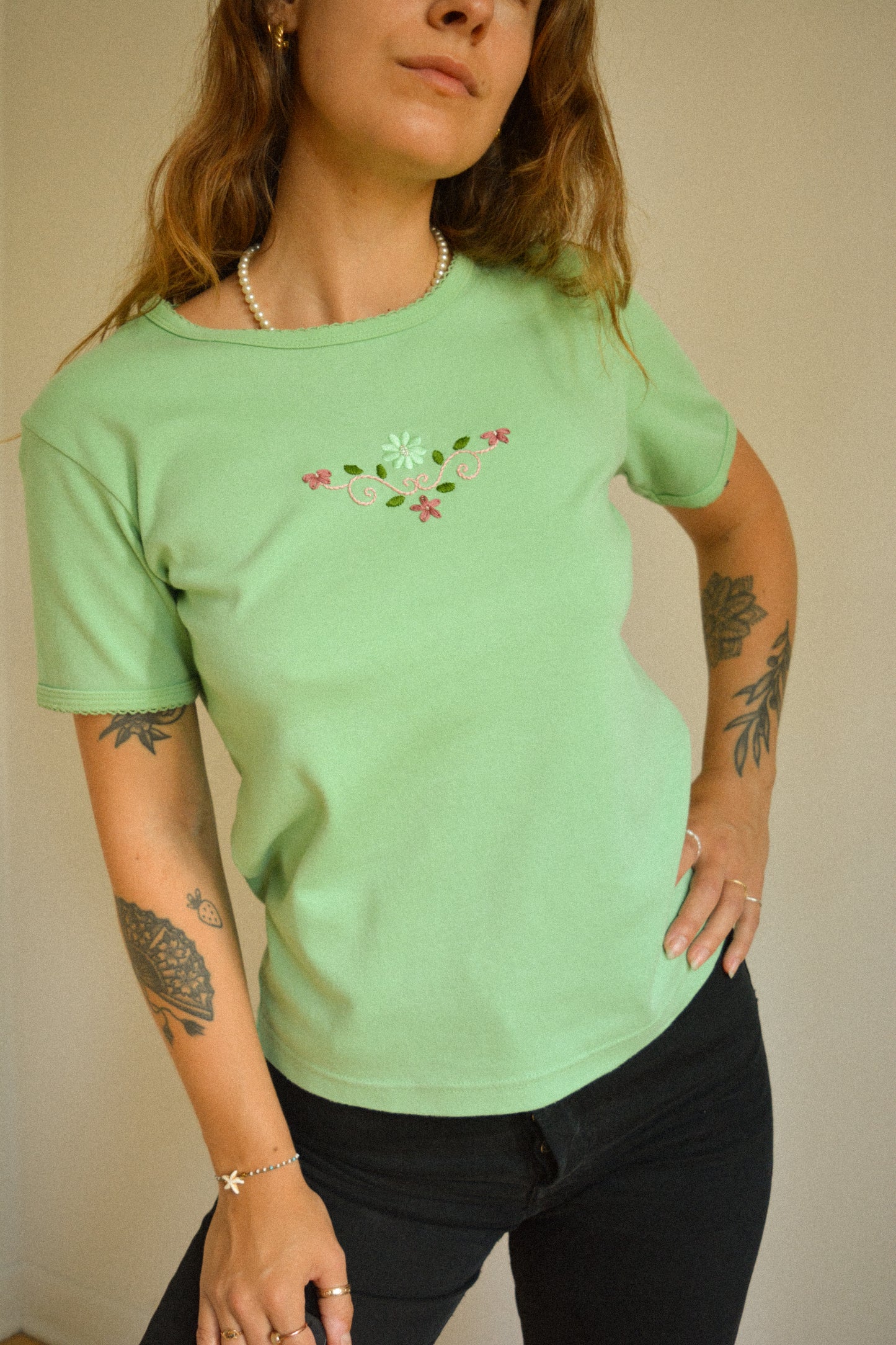 Chandail vintage à manches courtes vert avec motif de fleurs brodées à la main au Québec par l’artiste et designer Caroline Auger