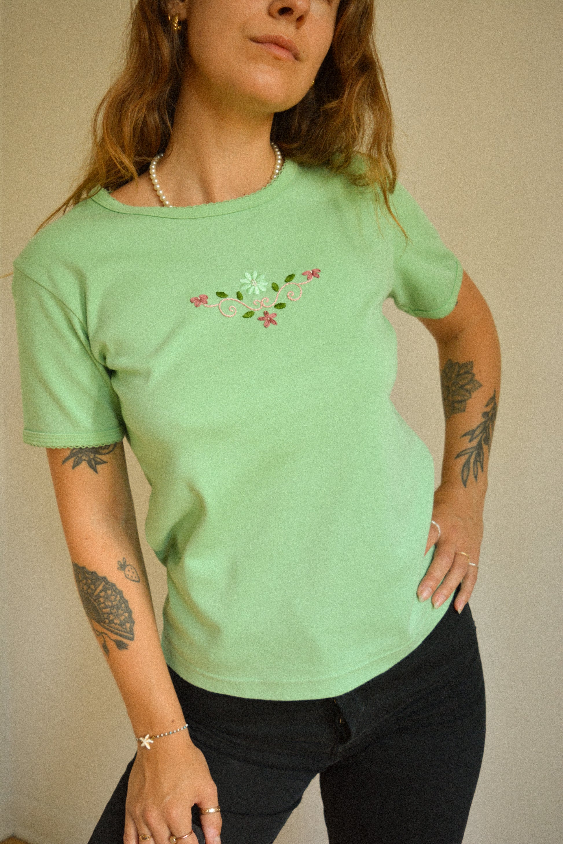 Chandail vintage à manches courtes vert avec motif de fleurs brodées à la main au Québec par l’artiste et designer Caroline Auger