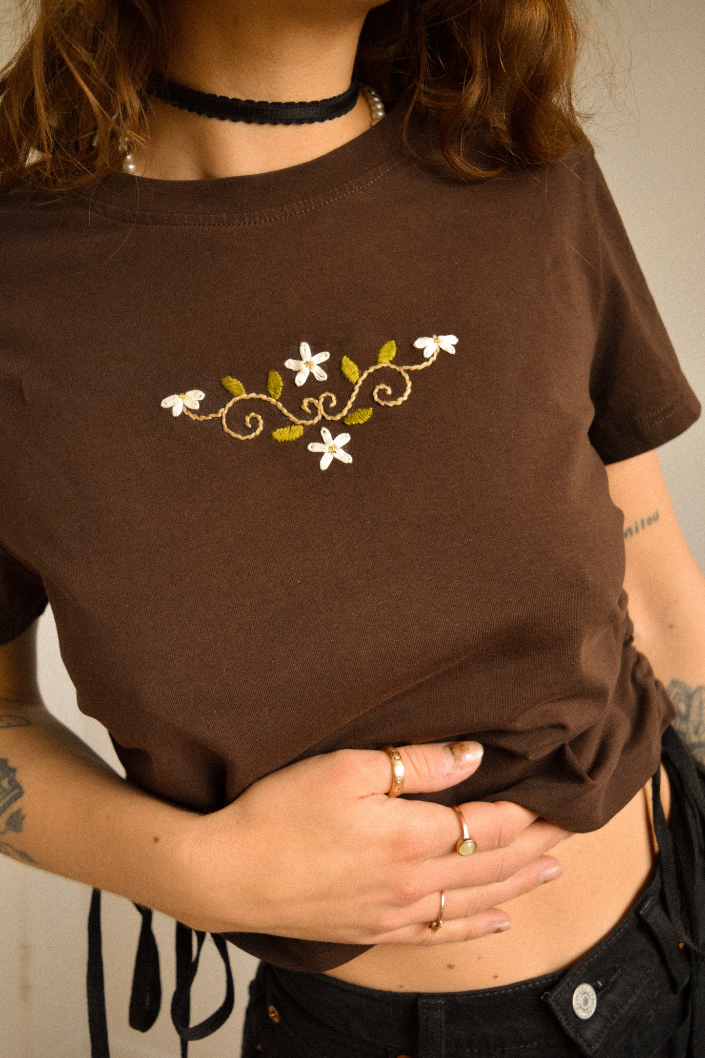 T-shirt vintage brun chocolat avec lacets sur les côtés et broderie fait à la main par l’artiste et désigner québécoise Caroline Auger