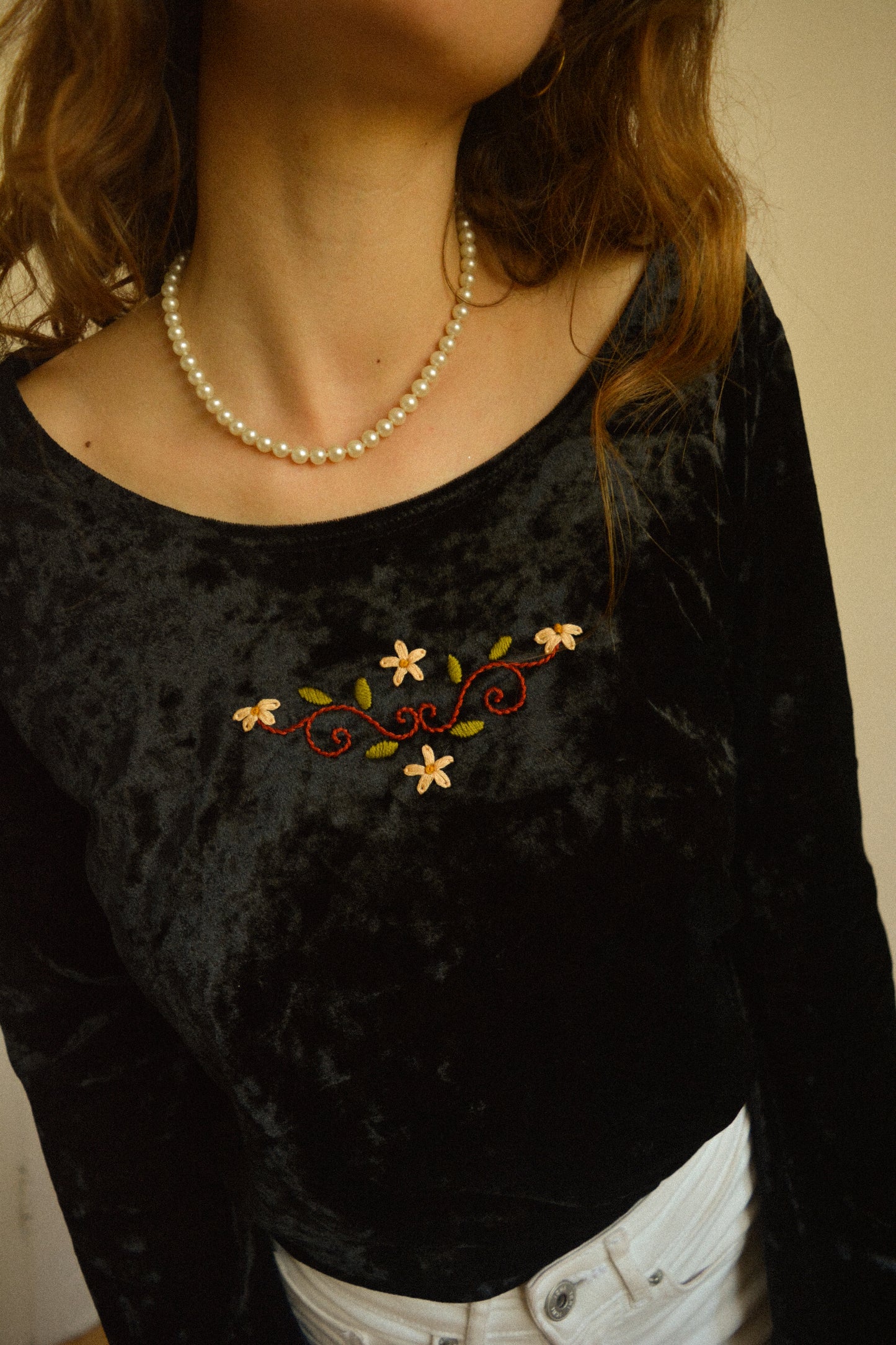 Chandail vintage à manches longues évasées noir avec motif de fleurs brodées à la main au Québec par l’artiste et designer Caroline Auger