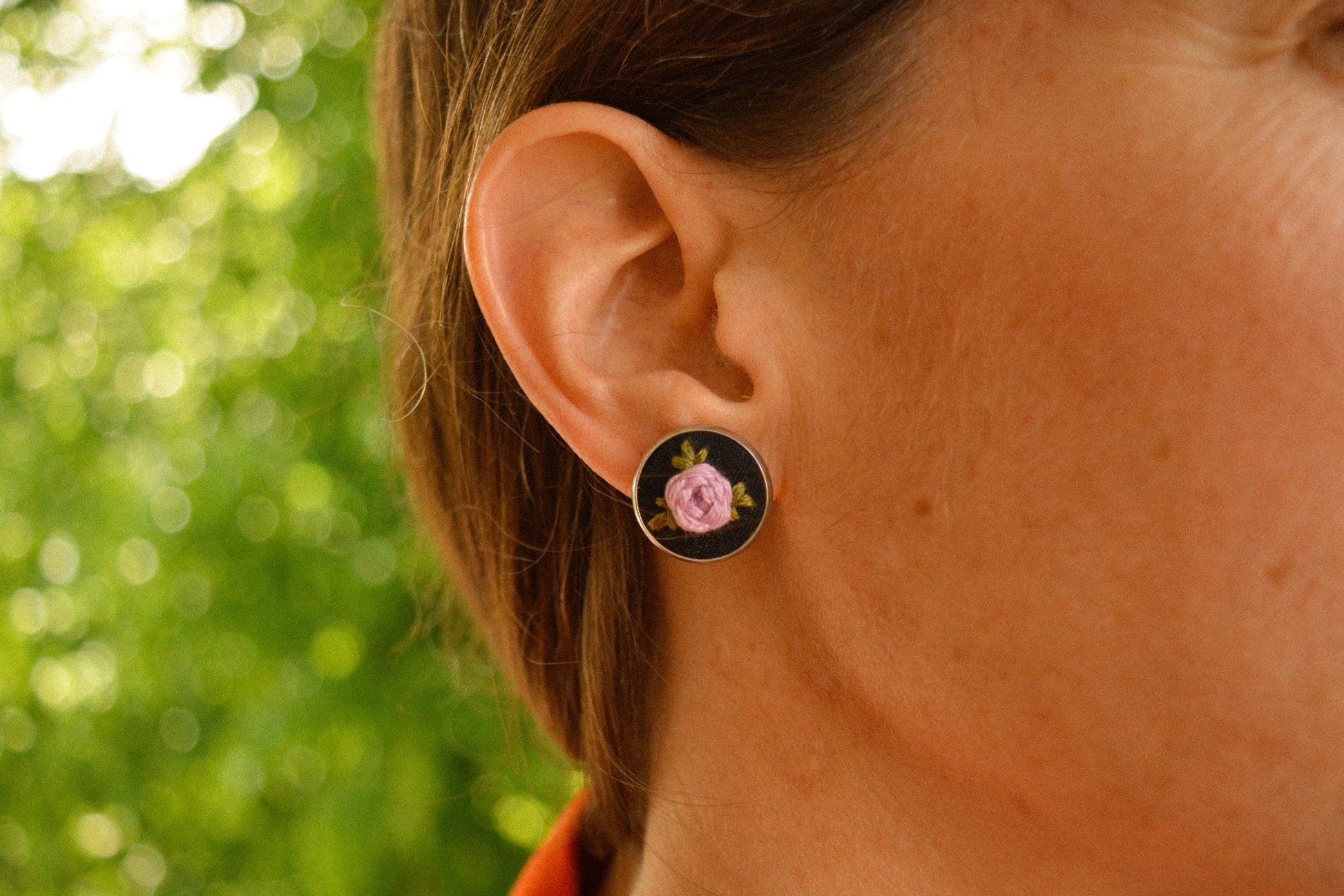 Boucles d’oreilles à fleurs brodées à la main au Québec par l’artiste et designer Caroline Auger.