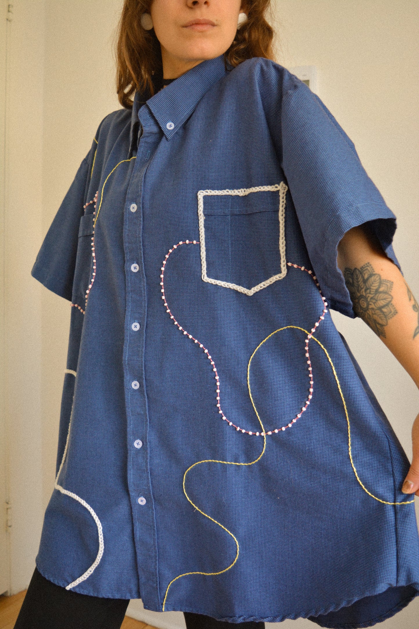 Chemise vintage à manche courte bleu avec billes, laine et lignes abstraites brodées à la main par l’artiste et désigner québécoise Caroline Auger