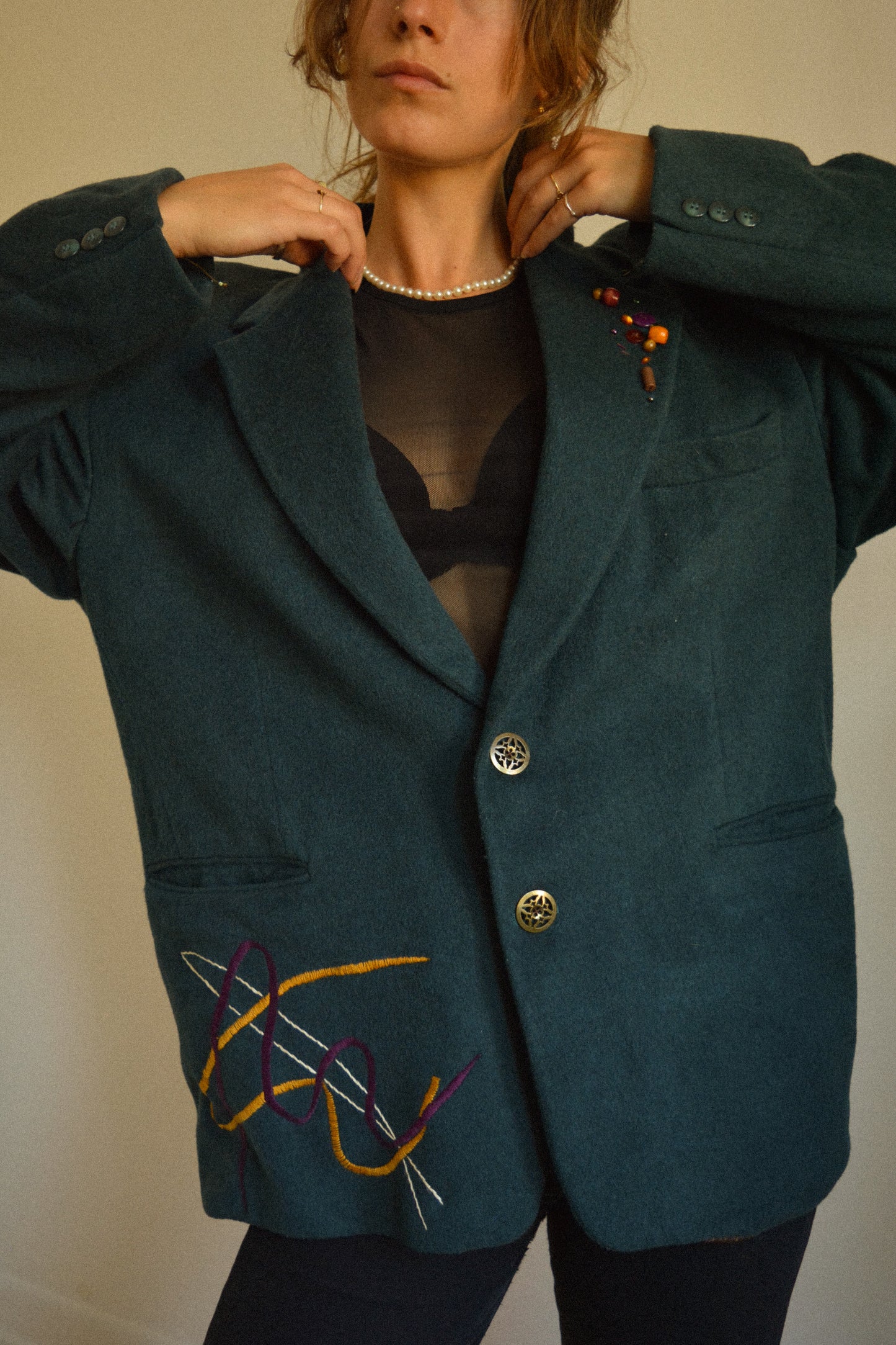 Veston vintage en laine bleu vert avec patch en vinyle, billes recyclées et lignes brodées à la main au Québec par l’artiste et designer Caroline Auger