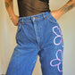 Short vintage en jeans bleu à fleurs roses brodées à la main au Québec par l’artiste et designer Caroline Auger